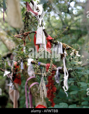 Madron Heiliger Brunnen Madron Cornwall. Votivopfer hängen von den Zweigen ein kleiner Dorn Baum 1990er Jahre Cornish Folklore heidnischen Ritual 1995 HOMER SYKES Stockfoto