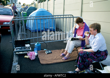 Wimbledon SW19 Tennis Championships 1980er UK über Nacht Schlangen Tennisfans trinken eine Tasse Tee in der Schlange, um Tickets zu kaufen 1985 Stockfoto