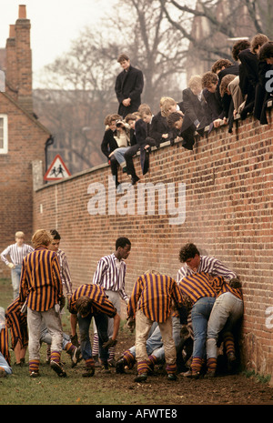 Eton College Oppidans (Back) Collegers (Facing) Wall Game, Black British Schoolboy. Windsor, Berkshire, 1985 1980er Jahre, UK HOMER SYKES Stockfoto