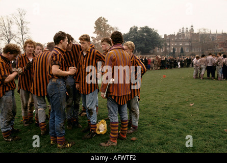 Das Eton College Oppidans Wall Game wird jährlich im November ausgetragen. Oppidans zur Halbzeit. Windsor, Berkshire, 1985 1980er Jahre, UK HOMER SYKES Stockfoto