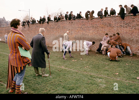Eton College Oppidans (R) Collegers (L) Wall Game. Schulmeister, die das Spiel Windsor, Berkshire 1985 1980s UK HOMER SYKES empfehlen Stockfoto