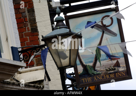 Laternenpfahl ein Anker Öffentlichkeit Hauszeichen in Cowes Hautpstraße auf Tne Isle Of Wight während der Cowes Week Stockfoto