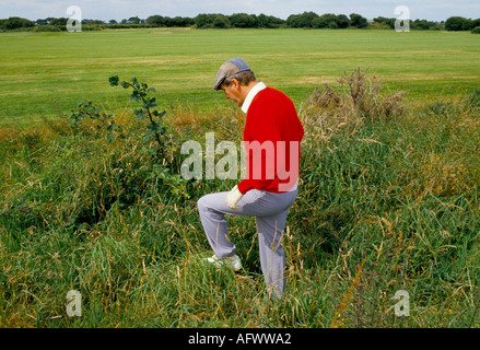 Russ Abbot Porträt eines englischen Komikers und Schauspielers auf dem Golfplatz in den Home Counties, um die 1995 1990er Jahre im Vereinigten Königreich HOMER SYKES Stockfoto