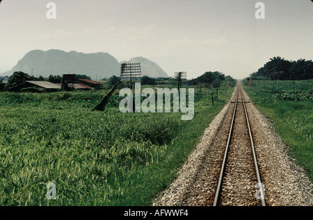 Zugfahrt durch Malaysia. Die einspurige Strecke schneidet die ländliche Landschaft. Südostasien.1991 1990ER HOMER SYKES Stockfoto