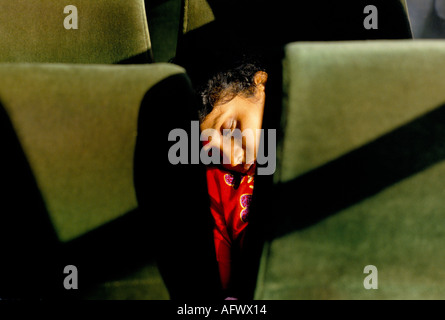 Schlafende Passantin, gesehen durch eine Lücke in den Bahnsitzen. Zugfahrt durch Thailand Südostasien 1990er 1991 HOMER SYKES Stockfoto