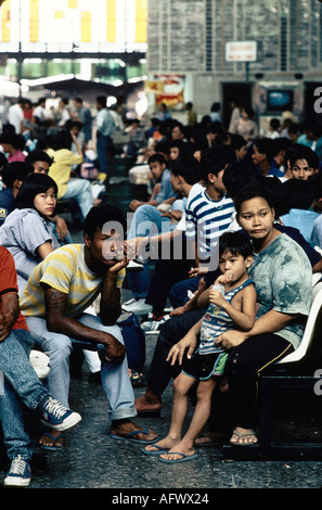 Bangkok Bahnhof 1990er Thailand Südostasien. Familien warten auf ihren Zug in sehr überfüllten Bahnhof. 1991 HOMER SYKES Stockfoto