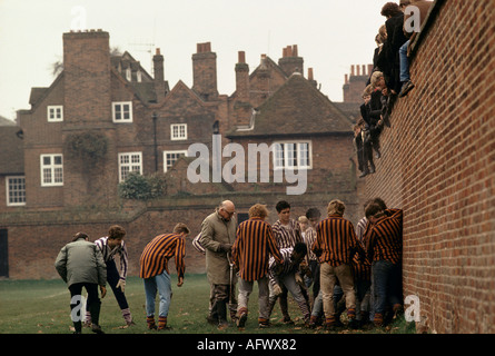 Eton College Oppidans (Back) Collegers (Facing) Wall Game. Schulmeister, die das Spiel Windsor, Berkshire 1985 1980s UK HOMER SYKES empfehlen Stockfoto