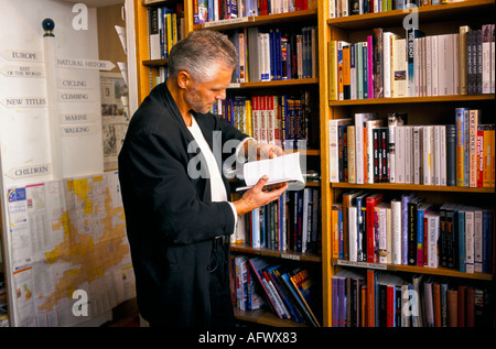 Travel Book Shop Notting Hill West London 1990er Jahre. Der Laden war bekannt und wurde in Hugh Grant Film Notting Hill. Um 1995 HOMER SYKES Stockfoto