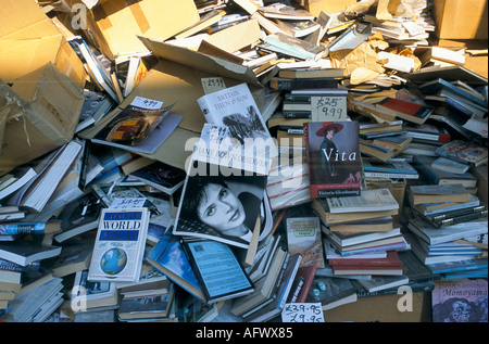 Unerwünschte ungeliebte alte Bücher in einem Second-Hand-Buch-Shop-Fenster Brighton East Sussex England 2001 2000s UK HOMER SYKES Stockfoto