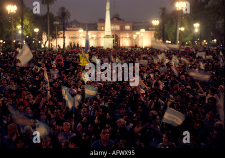 Wirtschaftskrise in Buenos Aires Argentinien Südamerika Demonstranten protestieren Plaza de Mayo vor der Casa Rosa 2002 2000 s HOMER SYKES Stockfoto