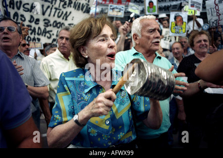 Argentinien Inflation 2000s.. Wirtschaftskrise in Buenos Aires Argentinien Südamerika Pot Bangers namens Cacerolazo demonstrieren 2002 HOMER SYKES Stockfoto