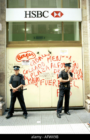 Argentinien Inflation 2000er Jahre, Wirtschaftskrise in Buenos Aires Argentinien Südamerika 2002 Polizist HSBC Bank HOMER SYKES Stockfoto