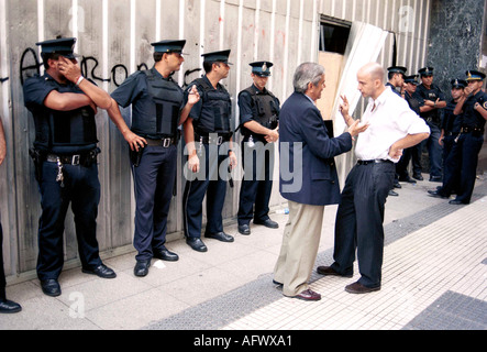 Wirtschaftskrise in Buenos Aires Argentinien Südamerika Polizei schützen Banken. Die Menschen streiten Finger, 2000 s, 2002 HOMER SYKES Stockfoto