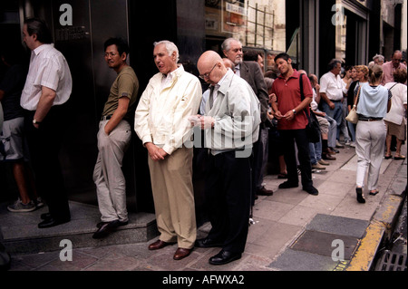 Argentinien Inflation 2000s.. Wirtschaftskrise in Buenos Aires Südamerika 2002. Leute, die sich anstellen, um Geld abzuheben, laufen auf die Bank. 2000er Jahre Stockfoto