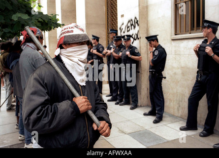 Wirtschaftskrise in Buenos Aires Argentinien Südamerika. Abstandhalter zwischen bewaffneten Demonstranten und Polizei außerhalb der Bank. 2002 2000 S HOMER SYKES Stockfoto