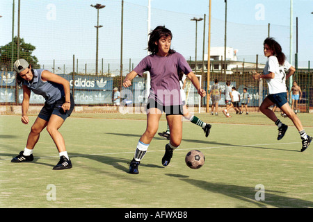 Argentinien Frauen spielen Fußball 2002, die Exactas Fußball alle Frauen fünf ein Team-Praxis in einem Vorort von Buenos Aires 2000s HOMER SYKES Stockfoto