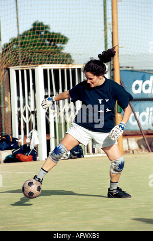 Argentinien Frauen spielen Fußball 2002, die Exactas Fußball alle Frauen Team Praxis in der Vorstadt Buenos Aires 2000s HOMER SYKES Stockfoto