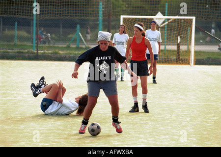 Argentinien Frauen Fußball spielen 2002, die Exactas Fußball alle Frauen fünf ein Team-Praxis-Mannschaftsspieler verletzt. Buenos Aires 2000s HOMER SYKES Stockfoto