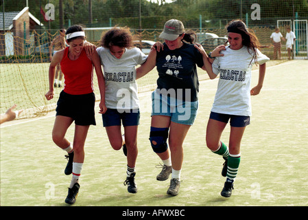 Argentinien Frauen spielen Fußball 2002, die Exactas Fußball alle Frauen Team Praxis, Mädchen helfen verletzten Teammitglied Buenos Aires 2000s HOMER SYKES Stockfoto