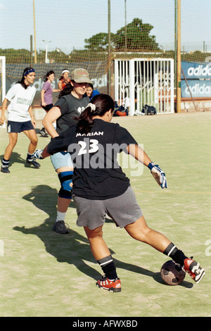 Argentinien Frauen spielen Fußball 2002, die Exactas Fußball alle Frauen Team Praxis in der Vorstadt Buenos Aires 2000s HOMER SYKES Stockfoto