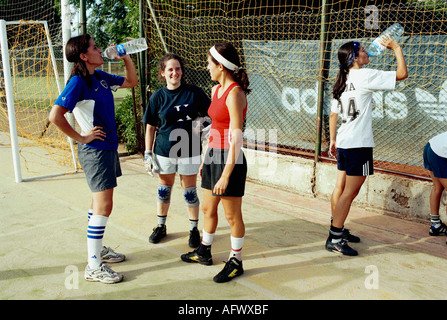 Argentinien Frauen spielen Fußball 2002, die Exactas Fußball alle Frauen Team Praxis in der Vorstadt Buenos Aires 2000s HOMER SYKES Stockfoto