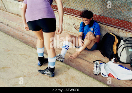 Argentinien Frauen spielen Fußball 2002, die Exactas Fußball alle Frauen Team Praxis in Vorort Buenos Aires 2000s Spieler verletzt HOMER SYKES Stockfoto