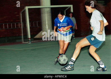 Argentinien Frauen spielen Fußball 2002, die Exactas Fußball alle Frauen Team Praxis in der Vorstadt Buenos Aires 2000s HOMER SYKES Stockfoto