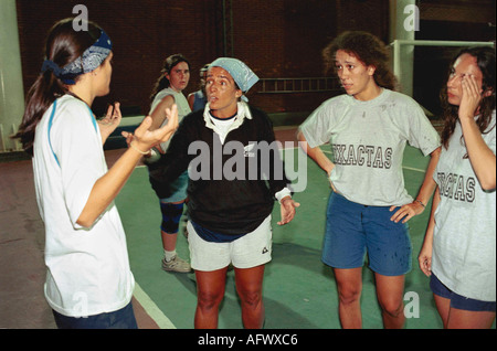 Argentinien Frauen spielen Fußball 2002, die Exactas Fußball alle Frauen Team Praxis in der Vorstadt Buenos Aires 2000s HOMER SYKES Stockfoto