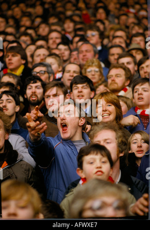 Liverpool FC Football Club Fans der 1980er Jahre Menschenmenge nur eine Frau in der Gruppe männlicher Unterstützer im Anfield Kop steht 1983 UK HOMER SYKES Stockfoto