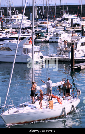 Die Familie Brighton Marina genießt das Sommerwetter auf ihrer Yacht. East Sussex, England 2001 2000er Jahre, UK HOMER SYKES Stockfoto