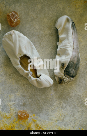 Ballettschuhe ein Paar, alte, abgenutzte und abgenutzte Schuhe, die auf dem Boden liegen geblieben sind. Großbritannien London England HOMER SYKES Stockfoto