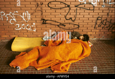 Zwei Jungen, die obdachlos sind, schlafen in den Straßen von Buenos Aires Argentinien Südamerika 2002 2000s HOMER SYKES Stockfoto