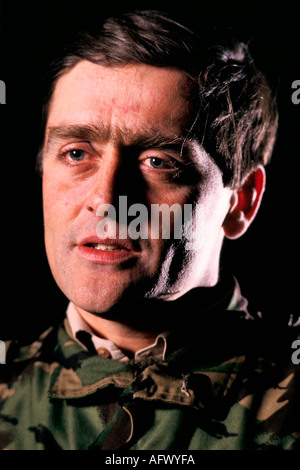 HERZOG VON WESTIMNSTER MIT ANDEREN SOLDATEN IN TERRITORIALE ARMEE Stockfoto
