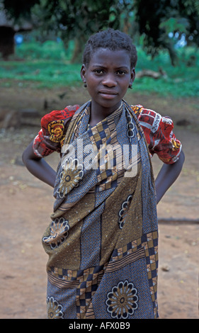 Afrika Kenia DIGO stolz kenianischen Teenies Alter Mädchen mit Nase piercing gekleidet in traditionellen Kanga Tuch Stockfoto