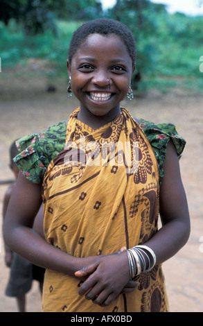 Afrika Kenia DIGO stolz kenianischen Teenies Alter Mädchen mit Nase piercing gekleidet in traditionellen Kanga Tuch Stockfoto