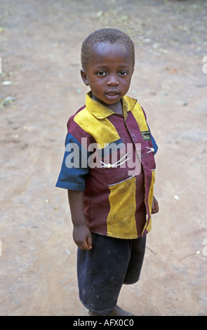 Afrika Kenia DIGO kenianische junge gekleidet für die Schule in seinem ländlichen Dorf im Osten Kenias Stockfoto