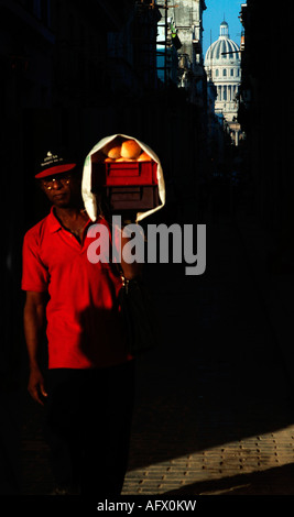 Kuba Havana Habana Vieja frisches Brot der Brasil oder Teniente Rey Straße nach dem Capitolio Stockfoto