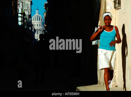 Kuba Havana Habana Vieja Brasil oder Teniente Rey Straße führt zu dem Capitolio nationale Regierungsgebäude Stockfoto