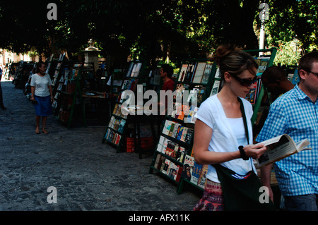 Kuba Havana Habana Vieja Tourist auf dem Buchmarkt auf der Plaza de Armas Stockfoto