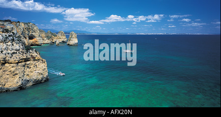 Praia Ponta da Piedade Küstenlinie Strand Lagos Algarve Süd-Portugal Atlantisches Meer kristallklares, transparentes Wasser wunderschöne goldene Klippen aus der Vogelperspektive Stockfoto