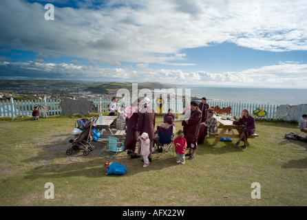 Orthodoxen chassidischen jüdischen Familie in jährlichen Sommerurlaub - Constitution Hill über Aberystwyth Wales Sommer 2007 Stockfoto