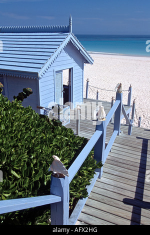 Start-und Landebahn zum Strand im Pink Sands Hotel in Harbour Island Bahamas Stockfoto