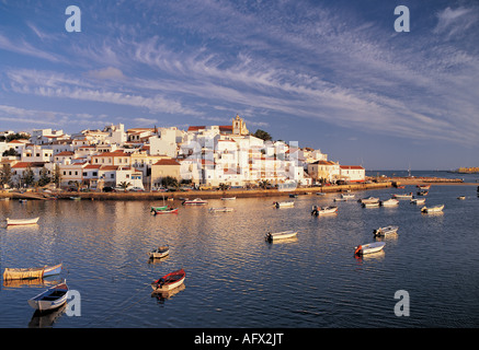 Ferragudo-Bucht Algarve Süd-Portugal Sonnenuntergang Lichtpanorama Blick auf weiß getünchte Häuser Fischerdorf Arade Fluss Fischerboot ruhiges Meerwasser Stockfoto