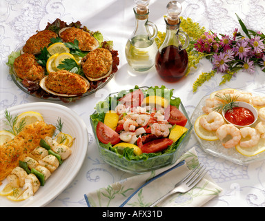 Essen zu verbreiten, Salat, Fisch, Garnelen Stockfoto