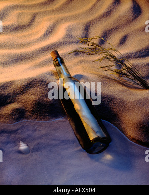 Nachricht in einer Flasche Ona sandigen Strand Stockfoto