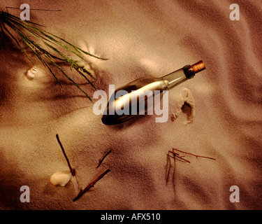 Nachricht in einer Flasche Ona sandigen Strand Stockfoto