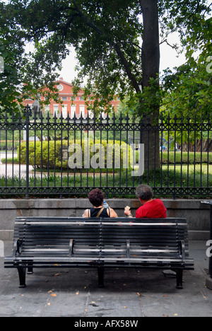 Mittagessen in den Park New Orleans Louisiana USA-Film-Crew im Hintergrund Stockfoto