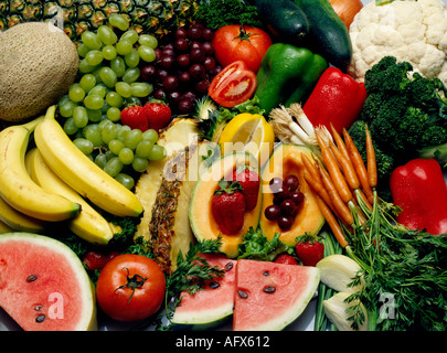 Auswahl an Obst und Gemüse verteilt am Tisch essen Stockfoto