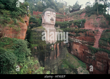 Buddha-Koloss in Leshan Giant Buddha-Statue aus einem felsigen Hang geschnitten. Stockfoto