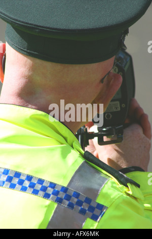 Polizei (Police Service of Northern Ireland) Verkehr Zweig Offizier mit Geschwindigkeit Pistole Stockfoto